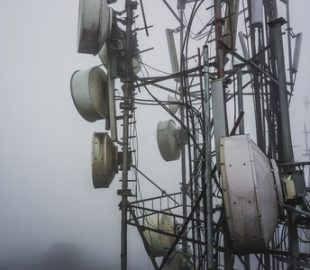 116815172-tour-avec-antennes-radio-dans-le-brouillard-tiger-hill-près-de-la-ville-de-darjelling-inde